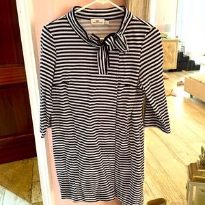 Vineyard vines dress with a bow size large